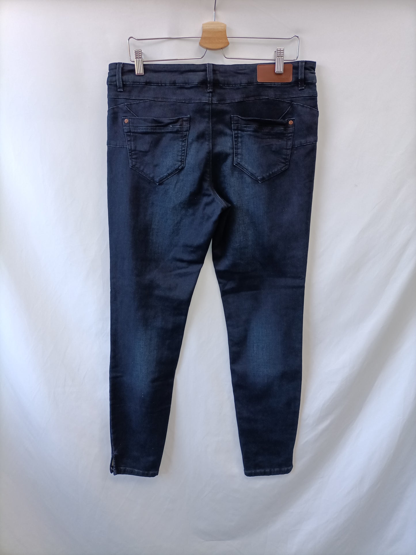C&A. Pantalón vaquero oscuro T.44