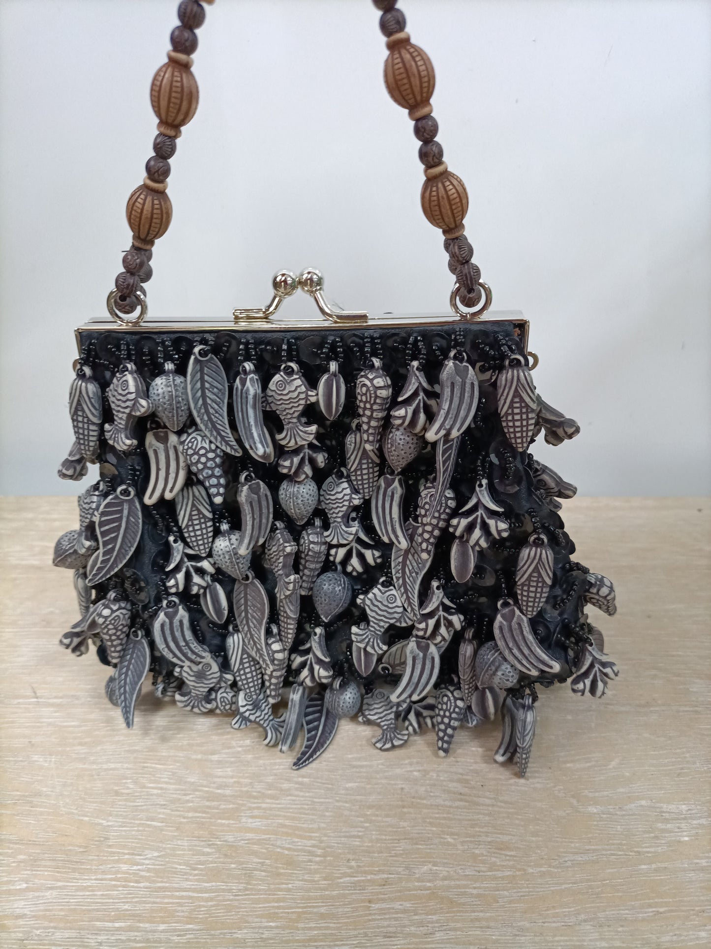 OTRAS. Bolso abalorios madera