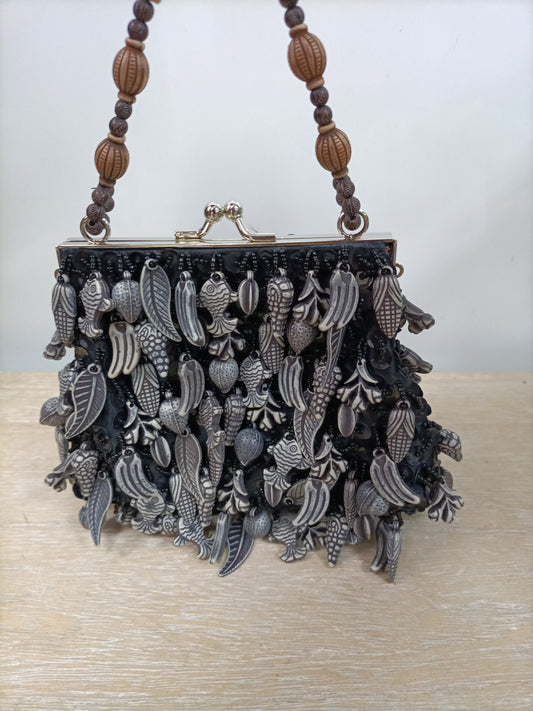 OTRAS. Bolso abalorios madera