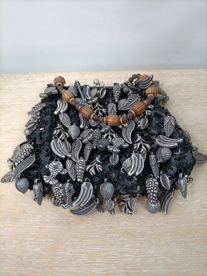 OTRAS. Bolso abalorios madera