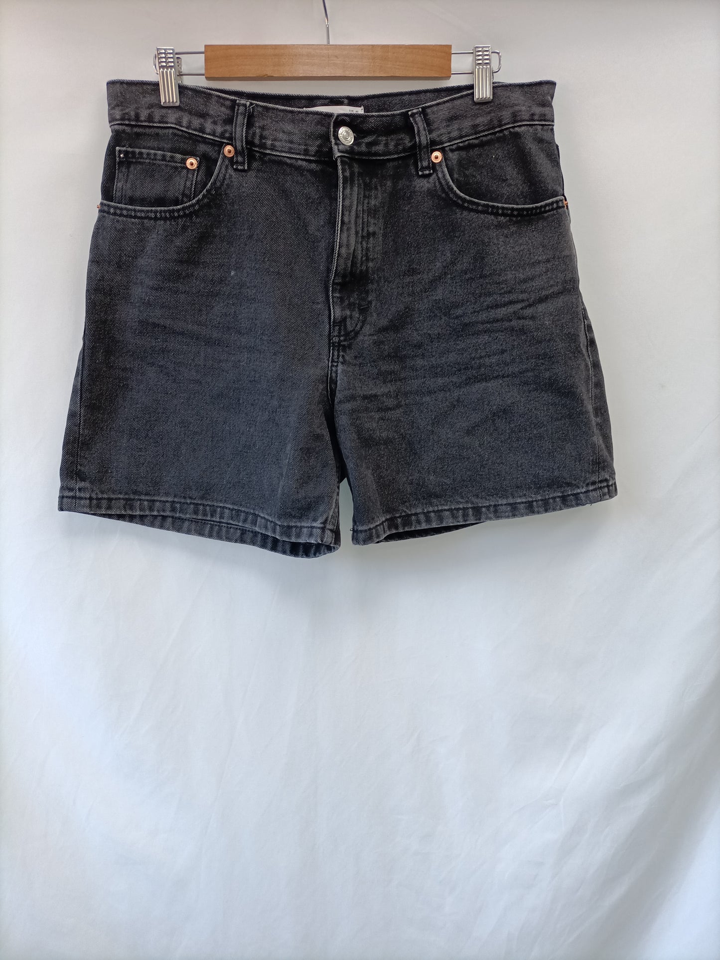 MANGO. Pantalón corto negro T.40