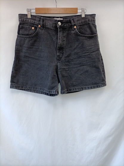 MANGO. Pantalón corto negro T.40