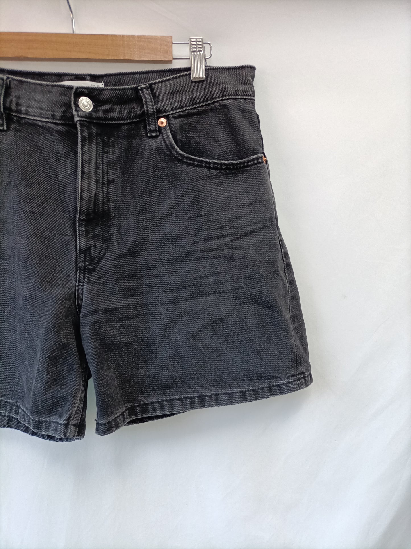 MANGO. Pantalón corto negro T.40