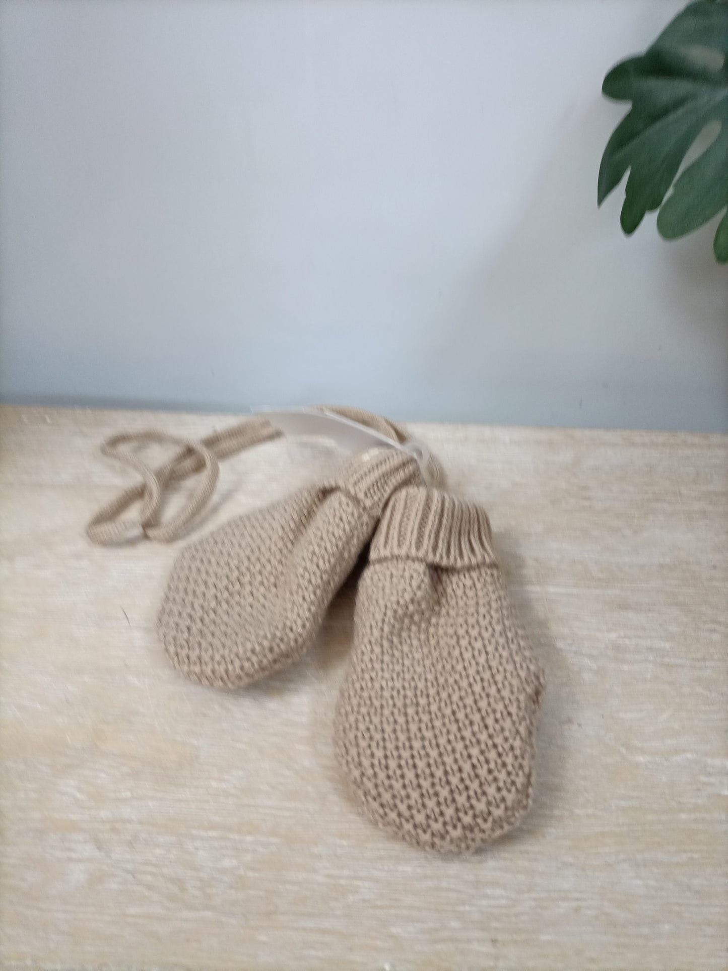 OTHERS. Beige mittens, size 18/24 months