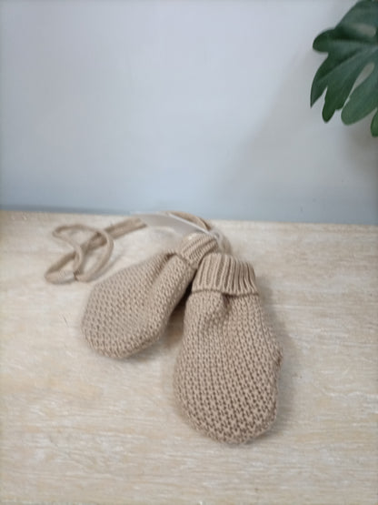 OTHERS. Beige mittens, size 18/24 months