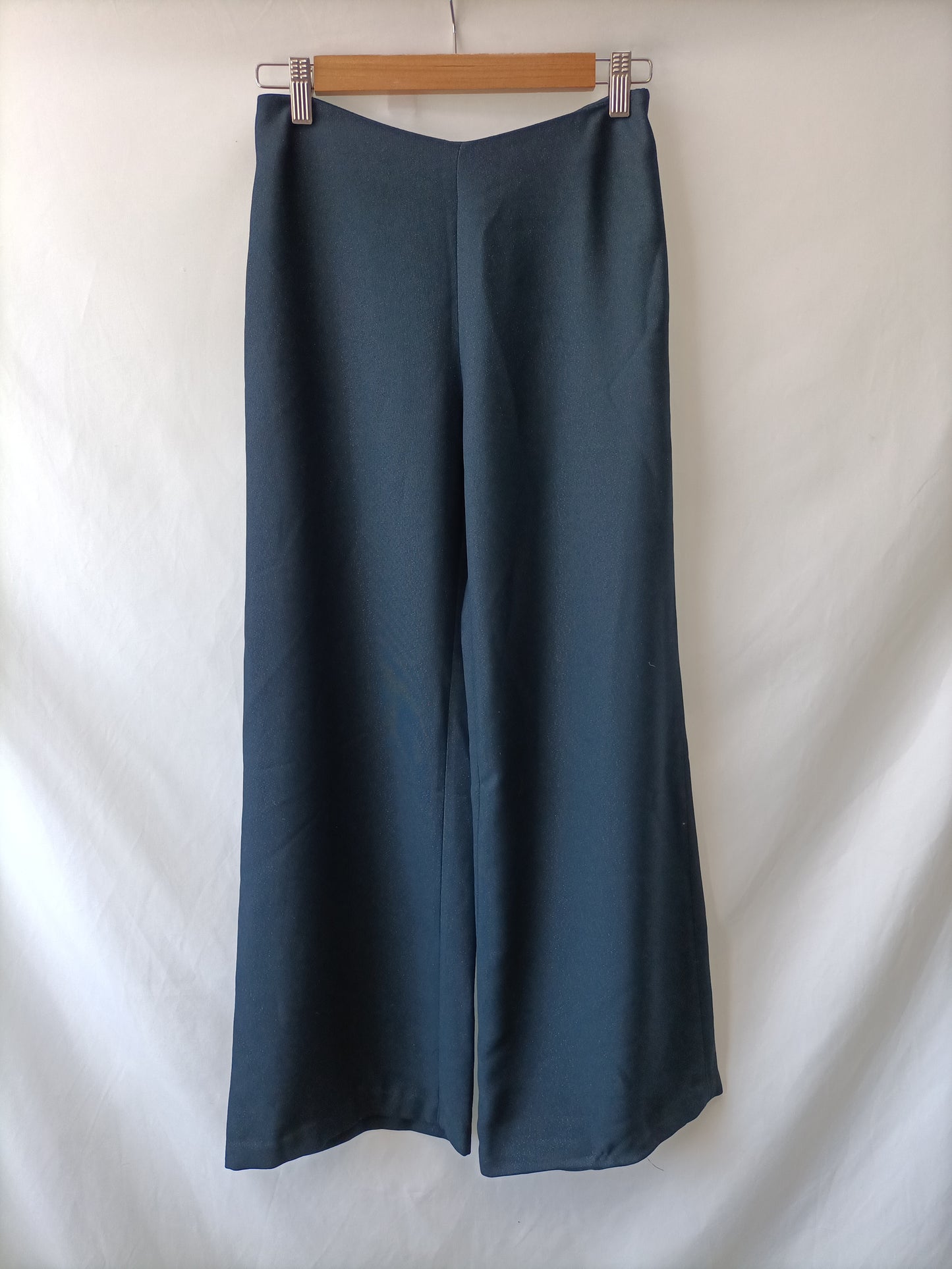 BERSHKA. Pantalón azul palazzo brillante T.34