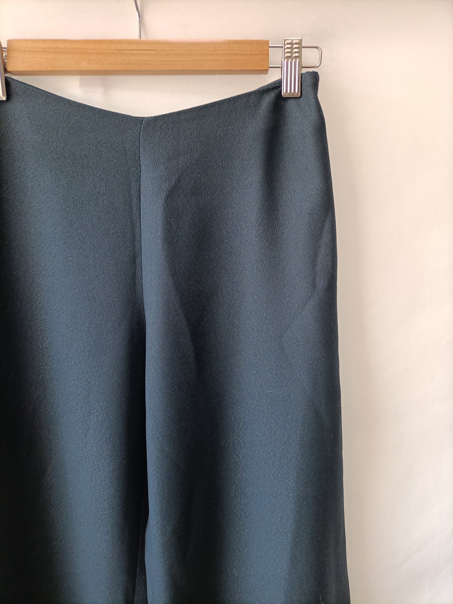 BERSHKA. Pantalón azul palazzo brillante T.34