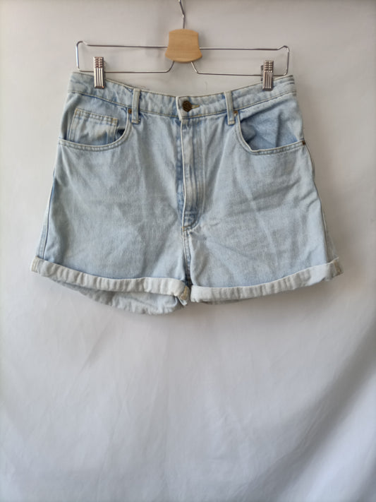 STRADIVARIUS.Shorts denim claro T.42