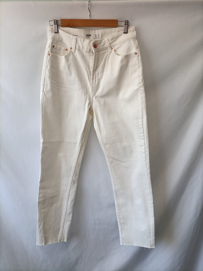 BERSHKA.Pantalones denim blancos T.38