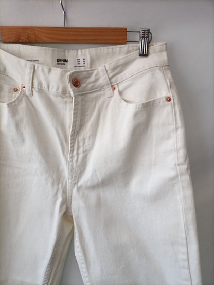 BERSHKA.Pantalones denim blancos T.38