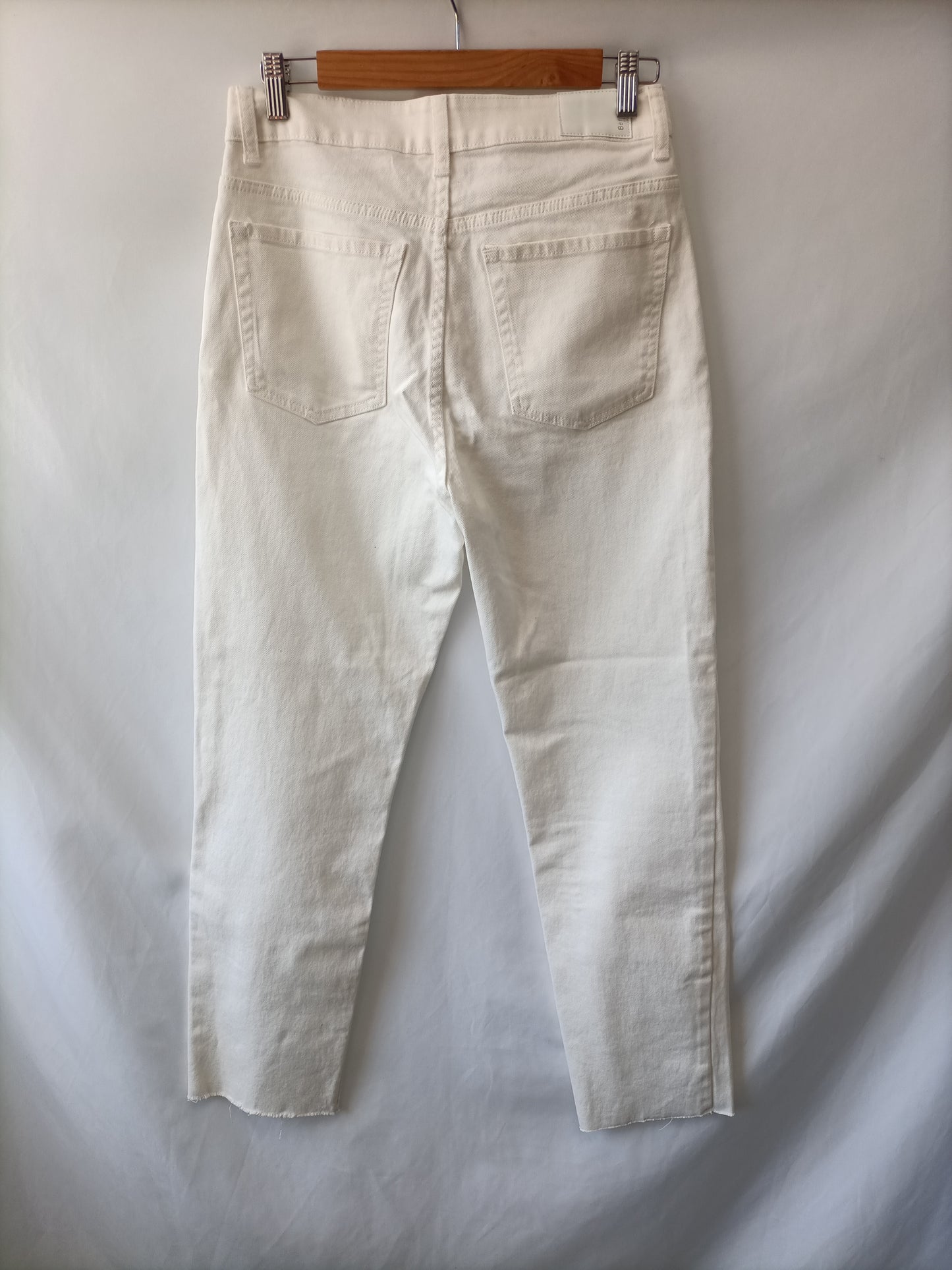 BERSHKA.Pantalones denim blancos T.38