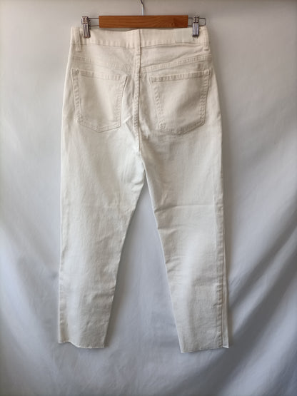 BERSHKA.Pantalones denim blancos T.38