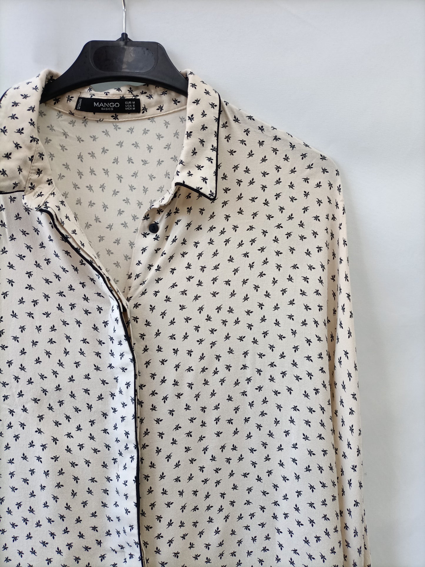 MANGO. camisa beige florecirtas en negro T.m