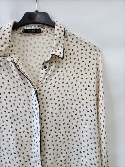 MANGO. camisa beige florecirtas en negro T.m