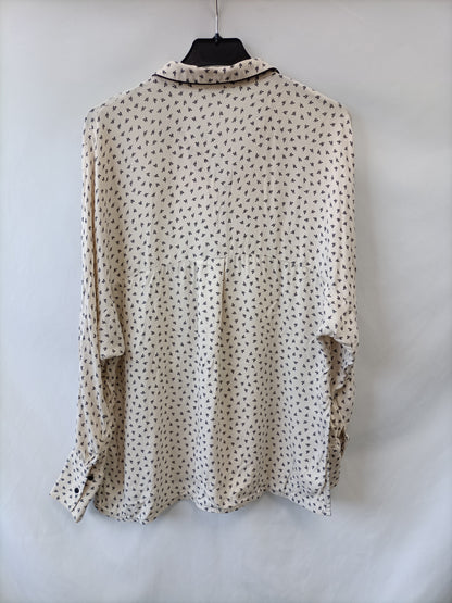 MANGO. camisa beige florecirtas en negro T.m