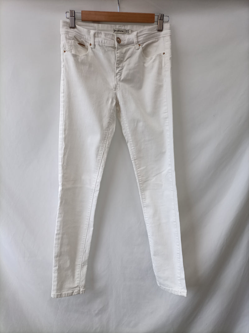 STRADIVARIUS. Pantalón pitillo blanco T.36