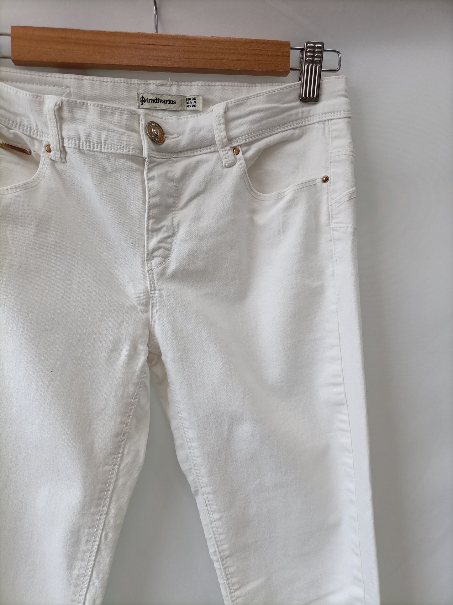 STRADIVARIUS. Pantalón pitillo blanco T.36