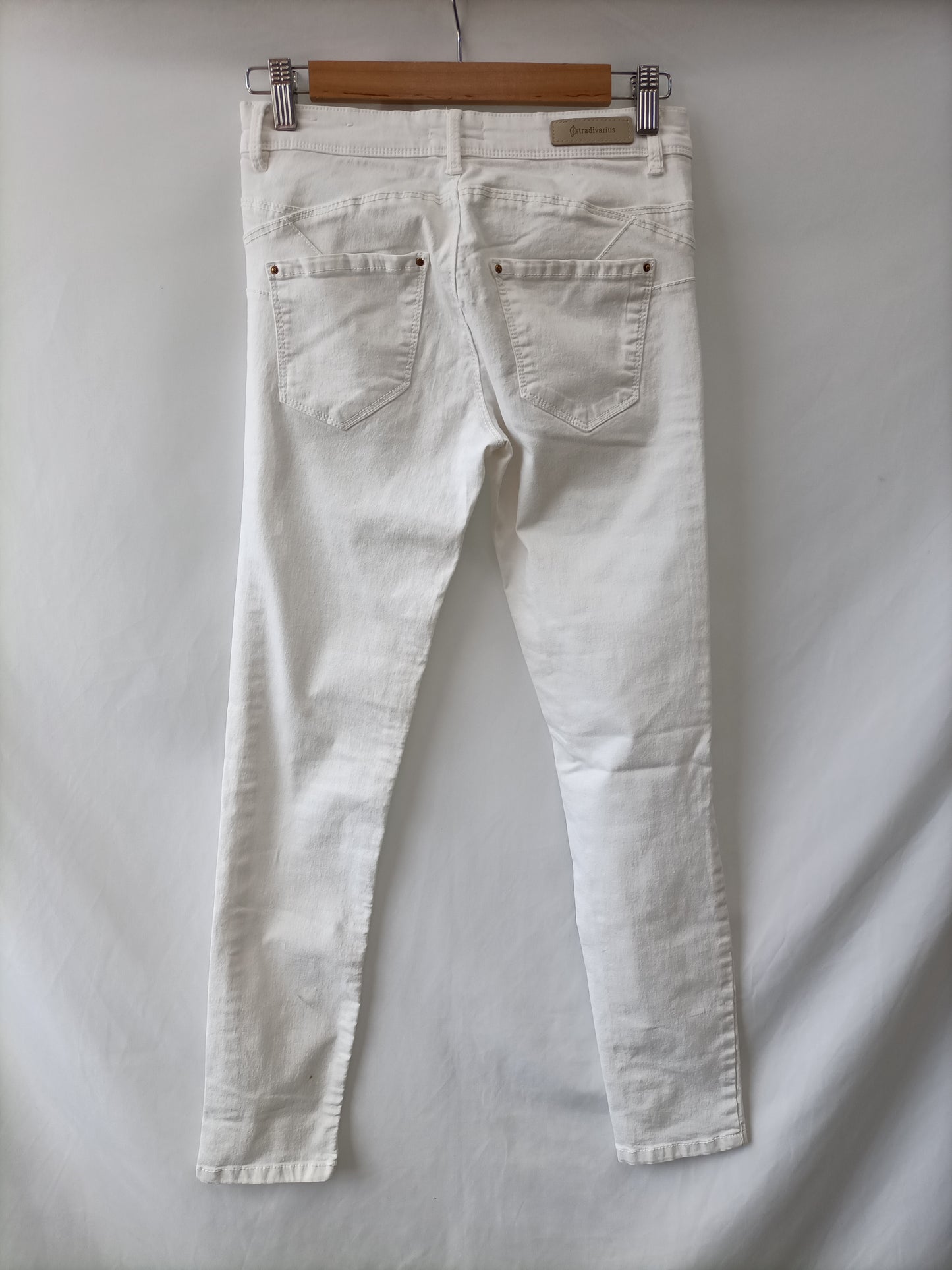 STRADIVARIUS. Pantalón pitillo blanco T.36