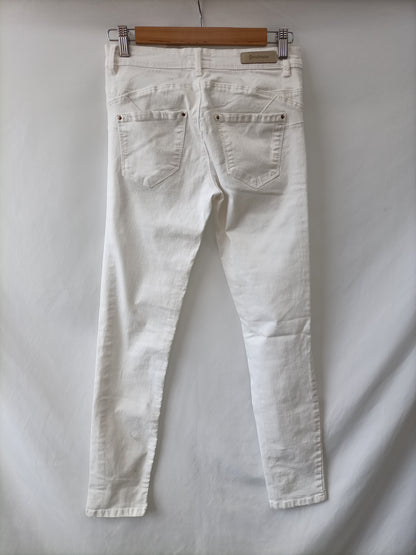 STRADIVARIUS. Pantalón pitillo blanco T.36