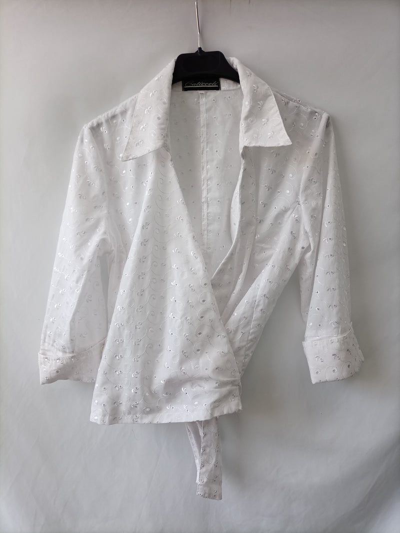 CATIOCELI. Camisa blanca con detalle de flores bordadas T. 42