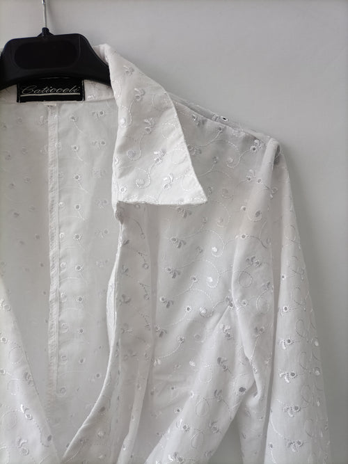 CATIOCELI. Camisa blanca con detalle de flores bordadas T. 42