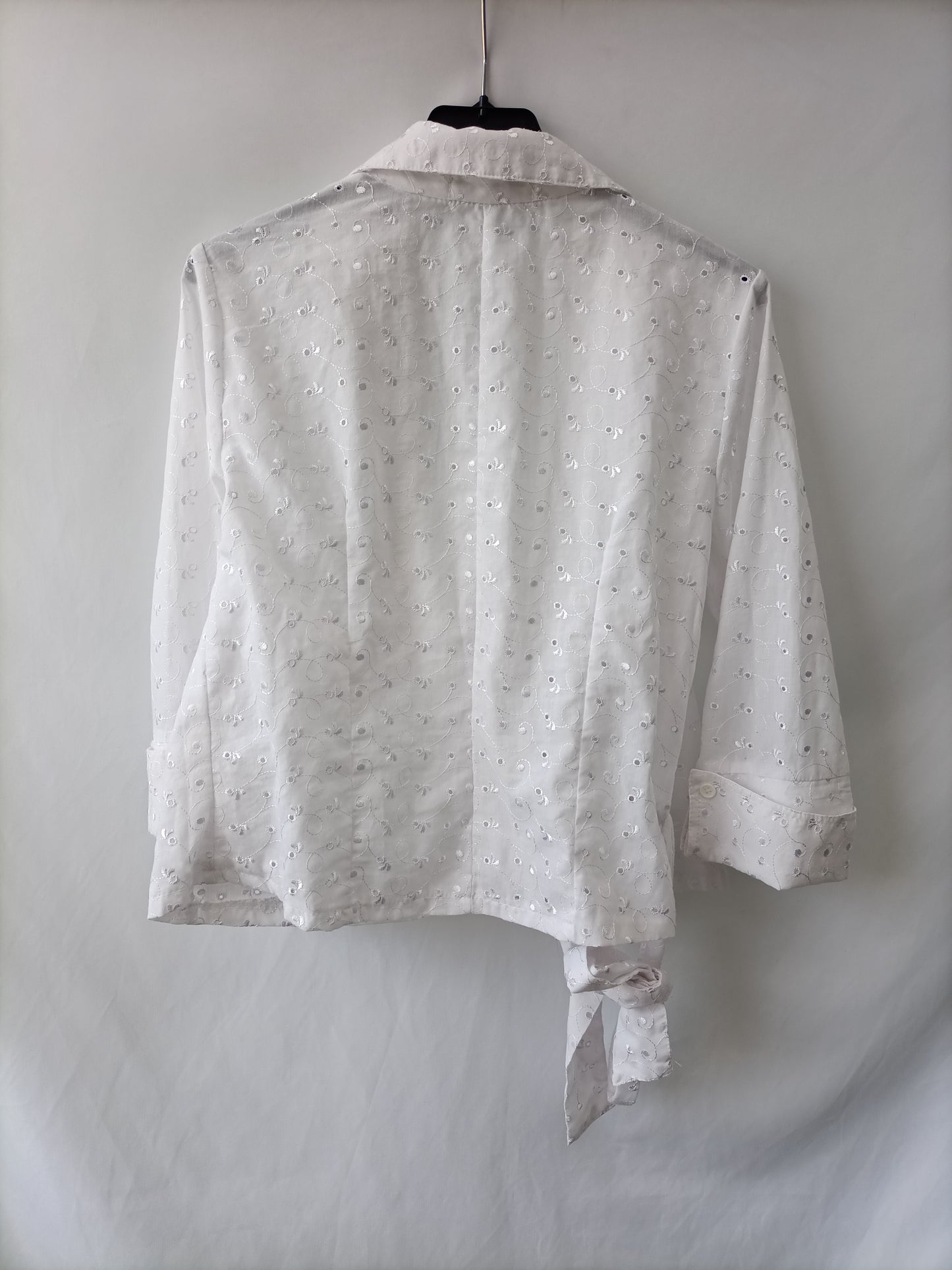 CATIOCELI. White shirt with embroidered flower detail. Size 42.