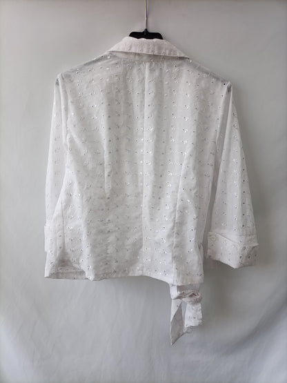 CATIOCELI. White shirt with embroidered flower detail. Size 42.