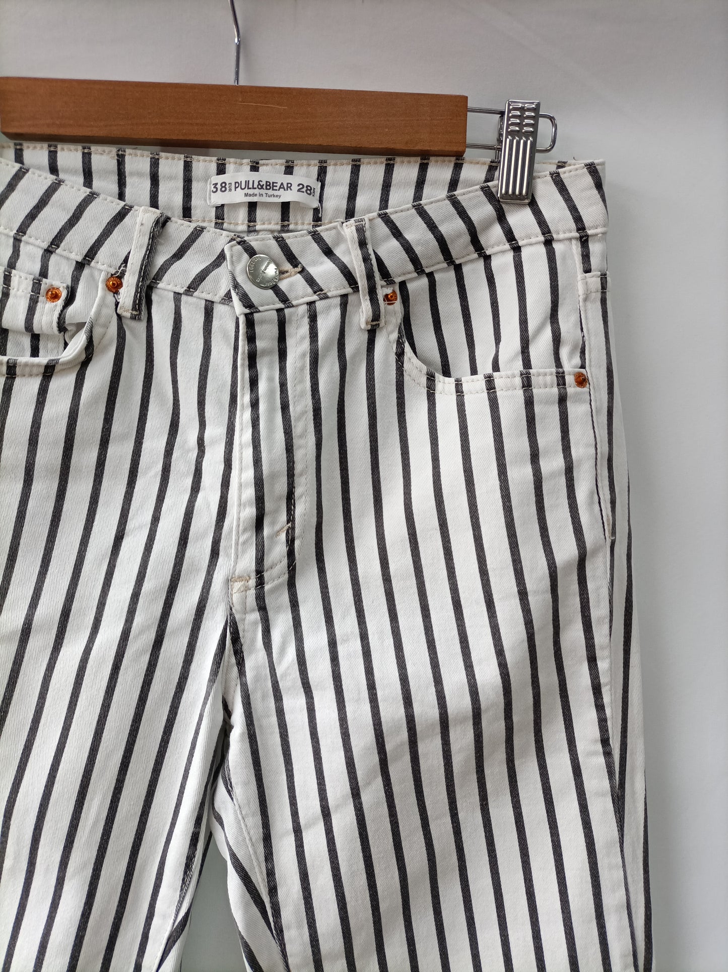 PULL&BEAR. Pantalón denim rayas T.38