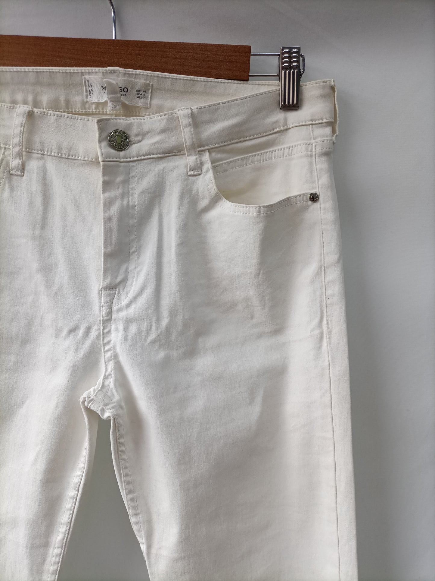 Market. MANGO. Pantalón blanco roto encerado T.40