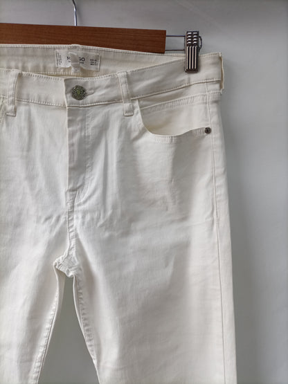 Market. MANGO. Pantalón blanco roto encerado T.40