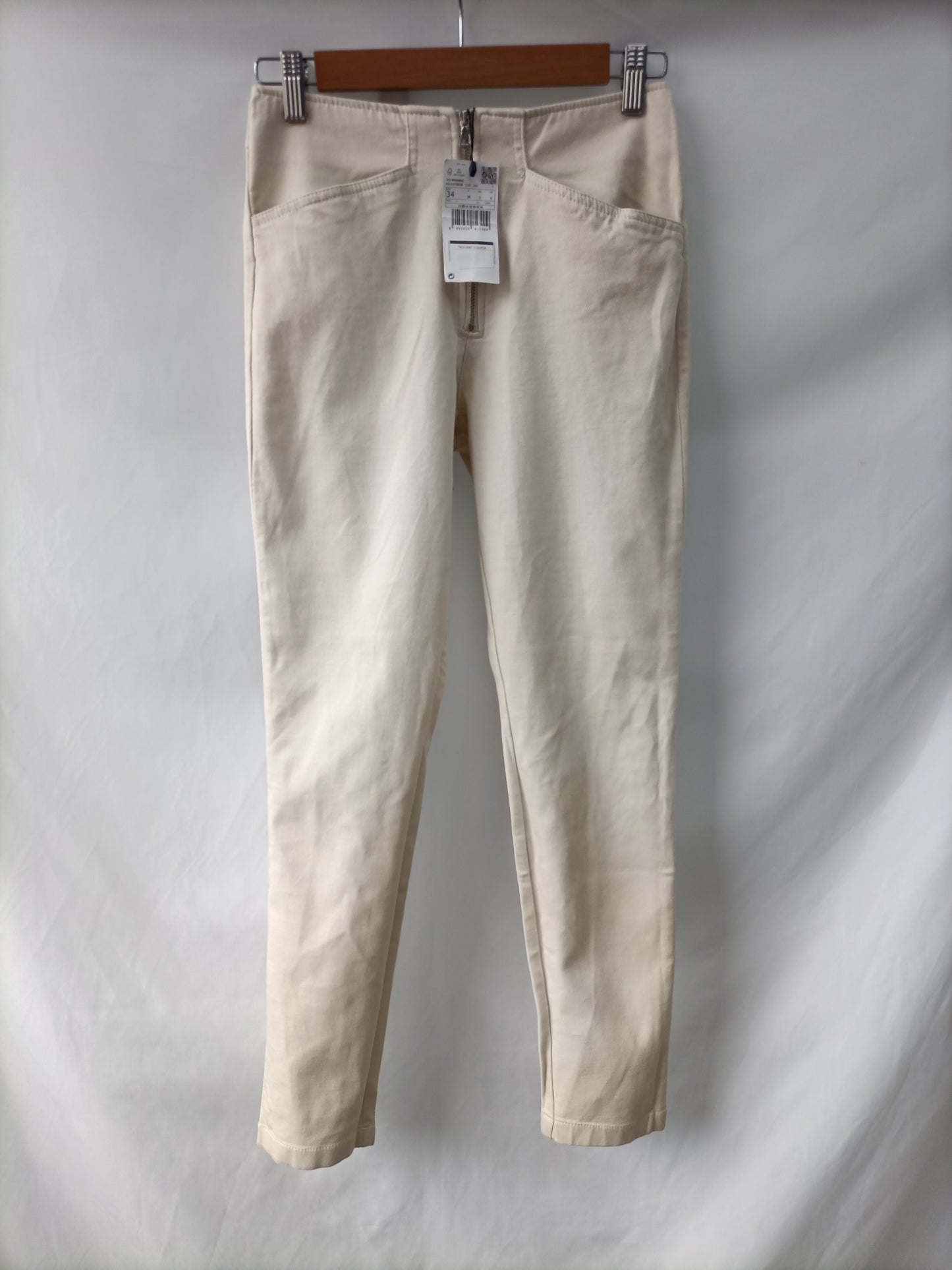 MANGO. Pantalón pitillo beige T.34