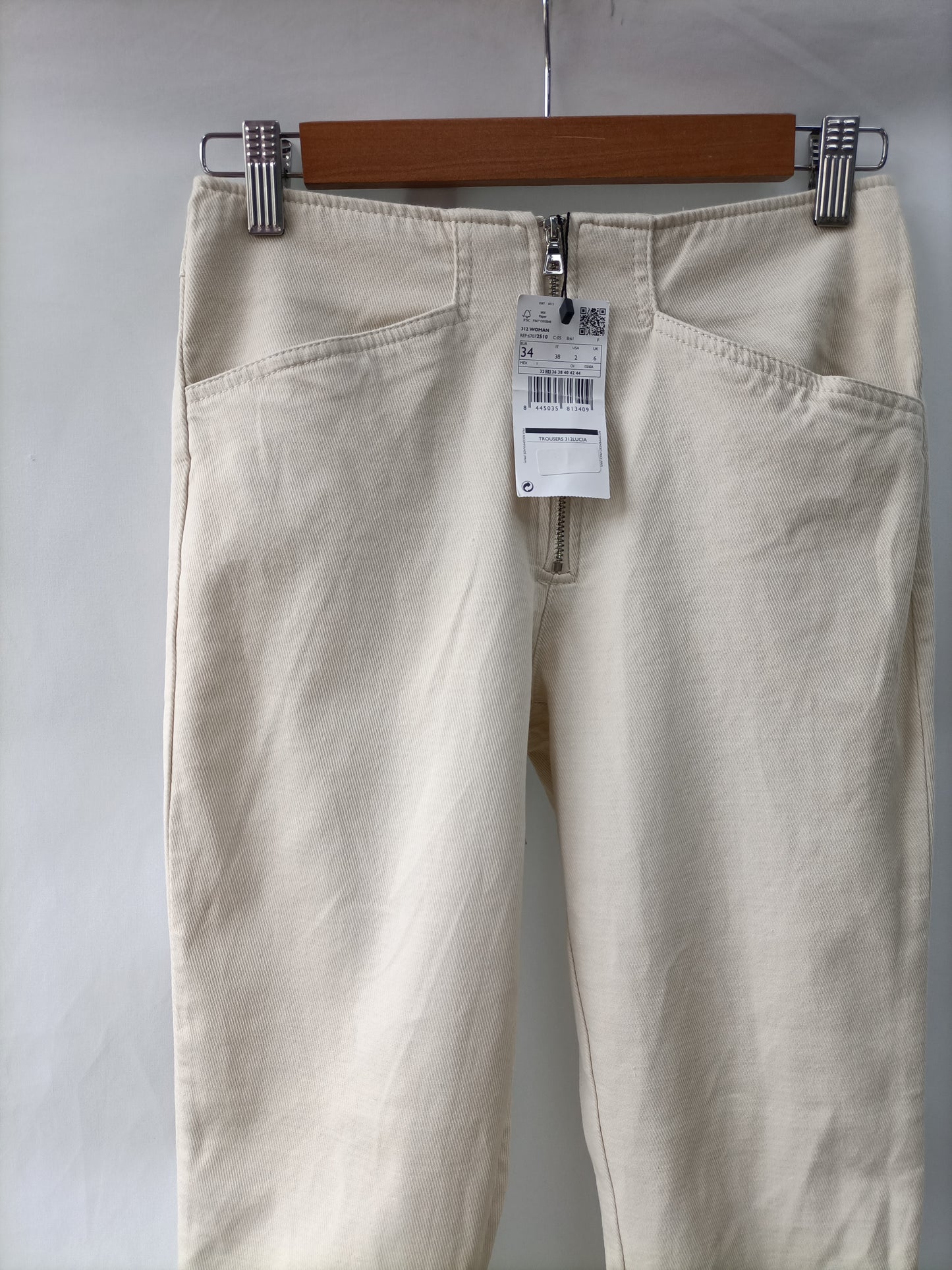 MANGO. Pantalón pitillo beige T.34