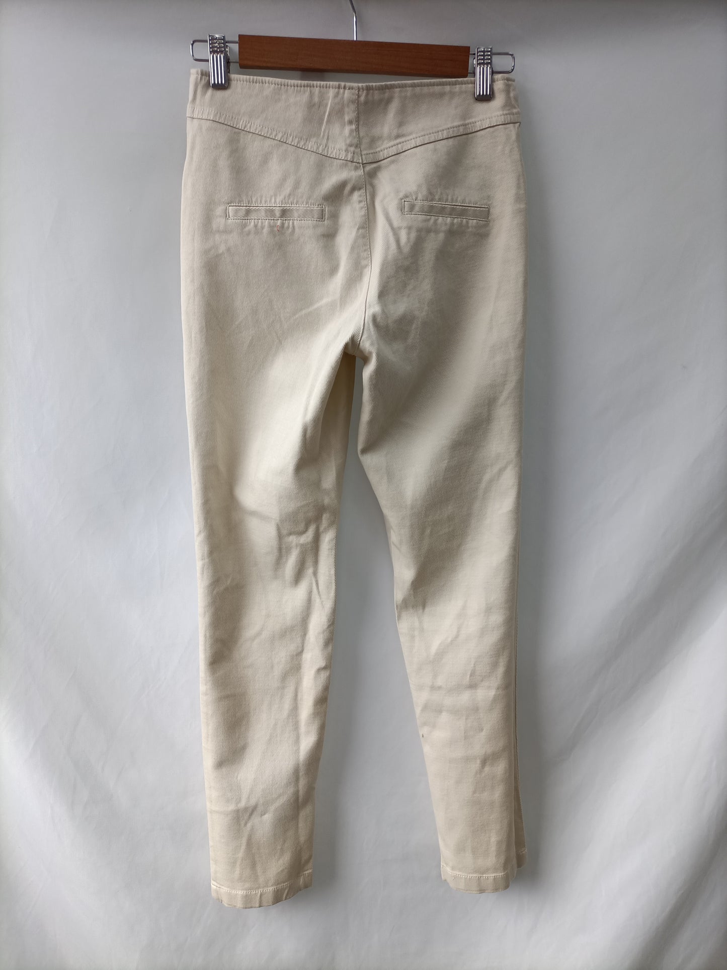 MANGO. Pantalón pitillo beige T.34