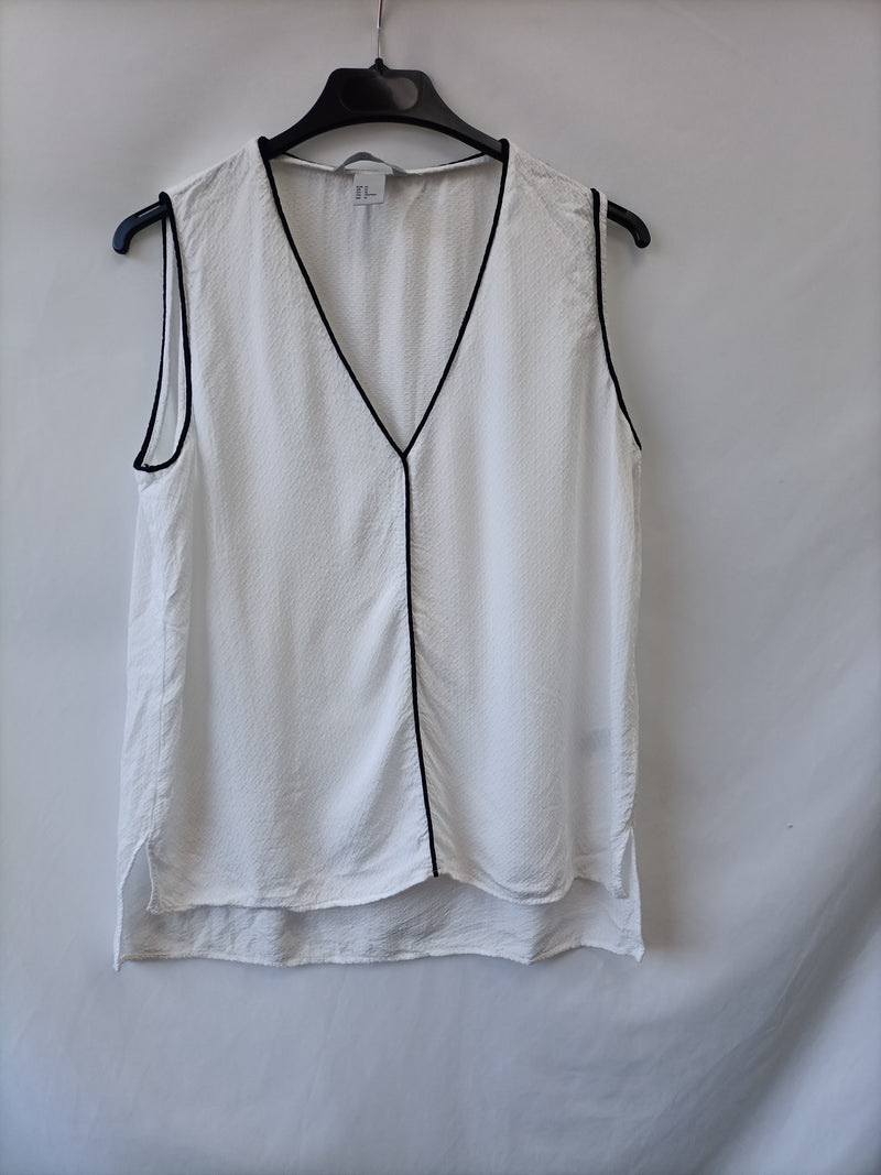 H&M. Blusa blanca textura borde negro T.42