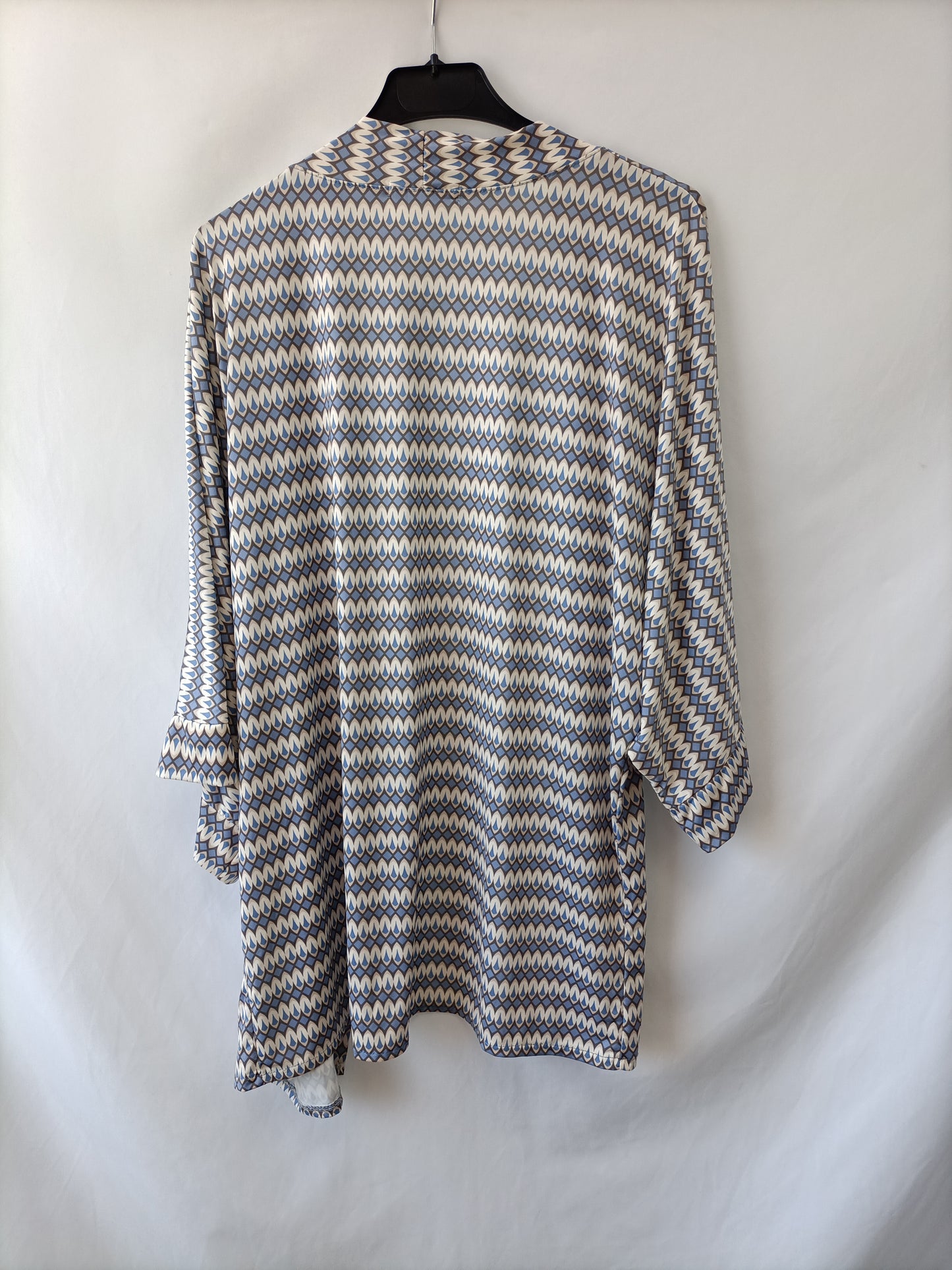 MONISQUI. Flowing morning coat Your(s)