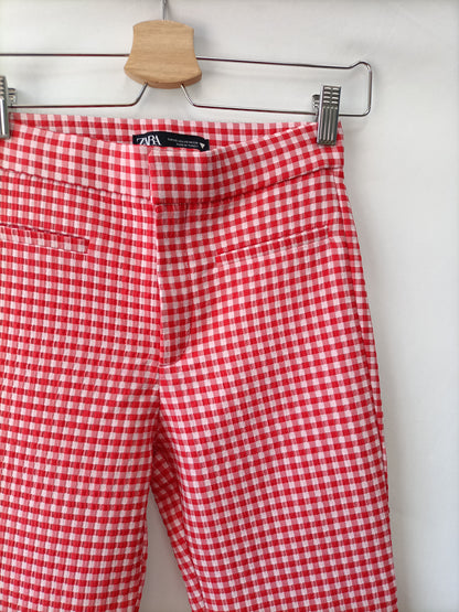 ZARA. Pantalón cuadros rojo T.xs