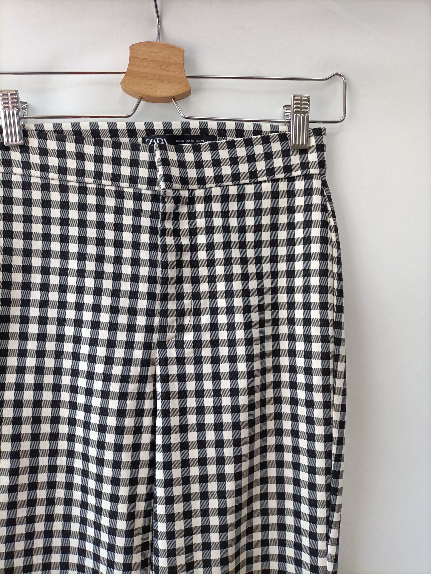ZARA. Pantalón cuadros negros T.xs