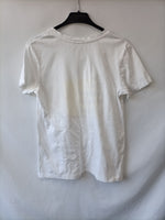 STRADIVARIUS. Camiseta blanca letra T.s