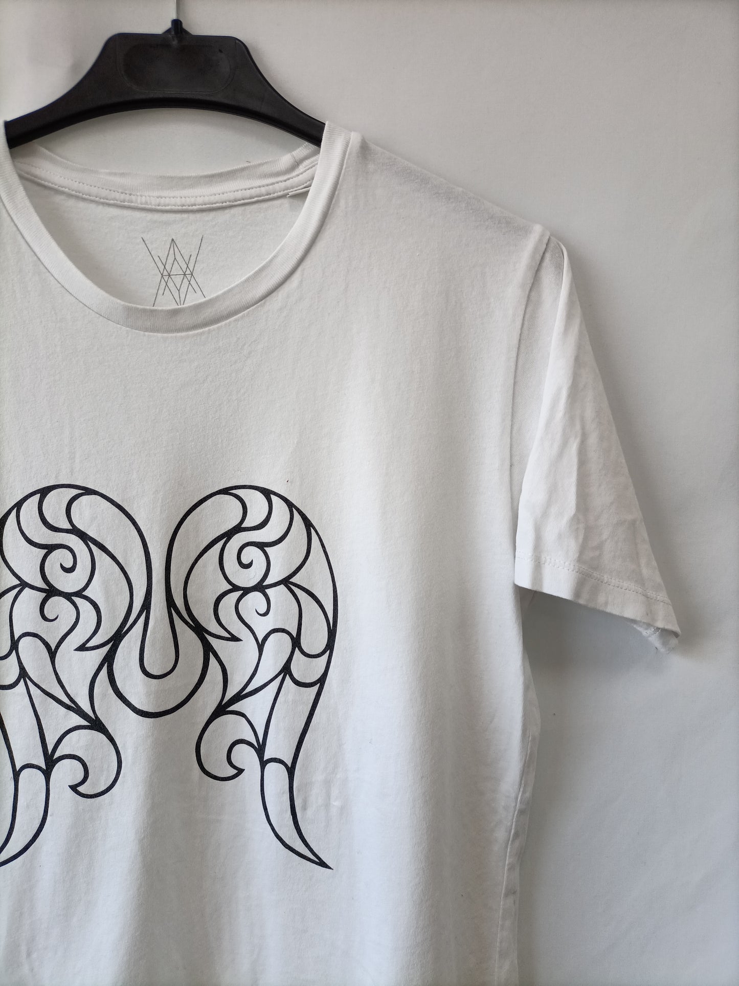 ANDRÉS ACOSTA. Camiseta alas T.s