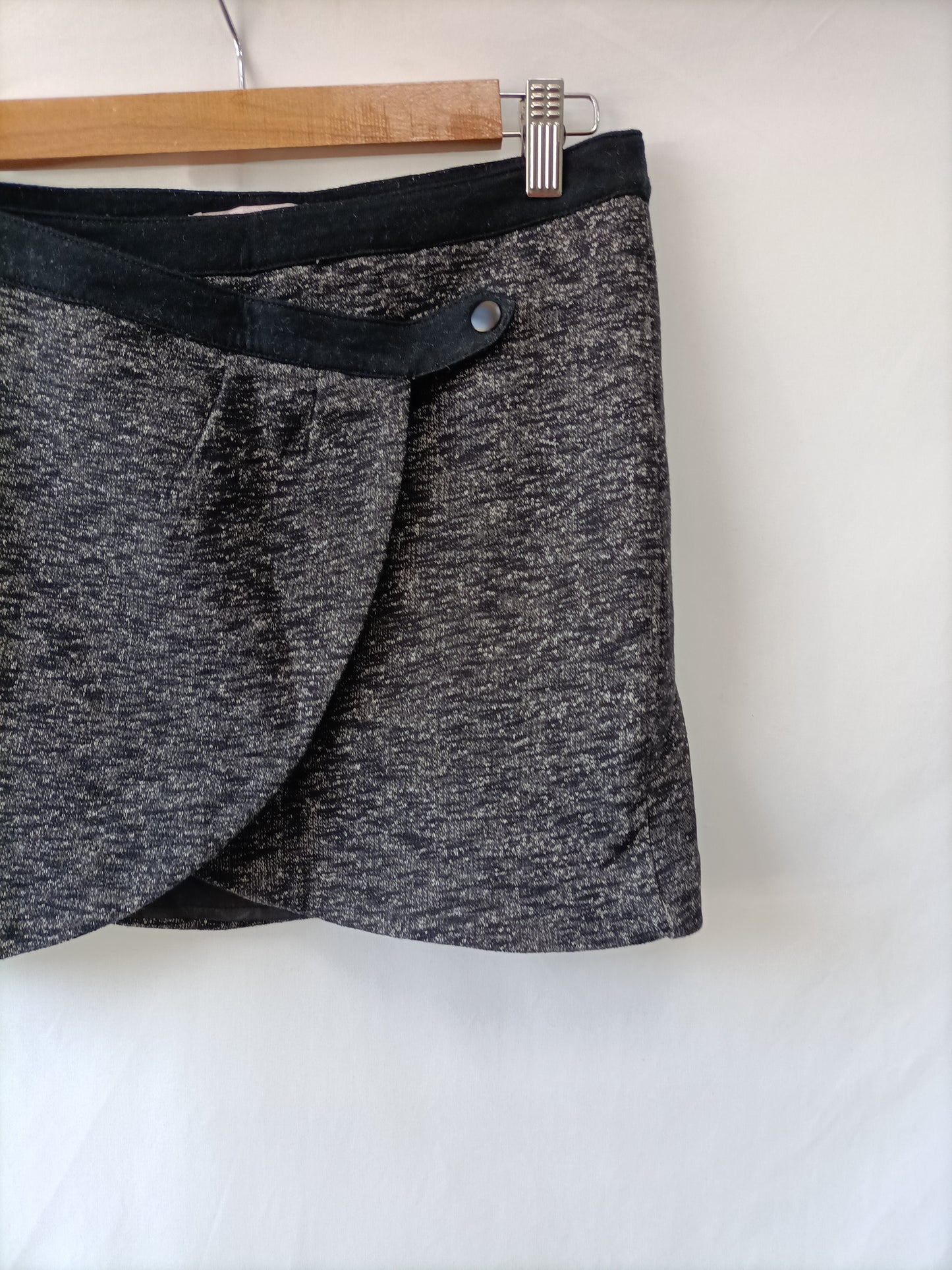 BERSHKA.Gray wrap skirt S.36