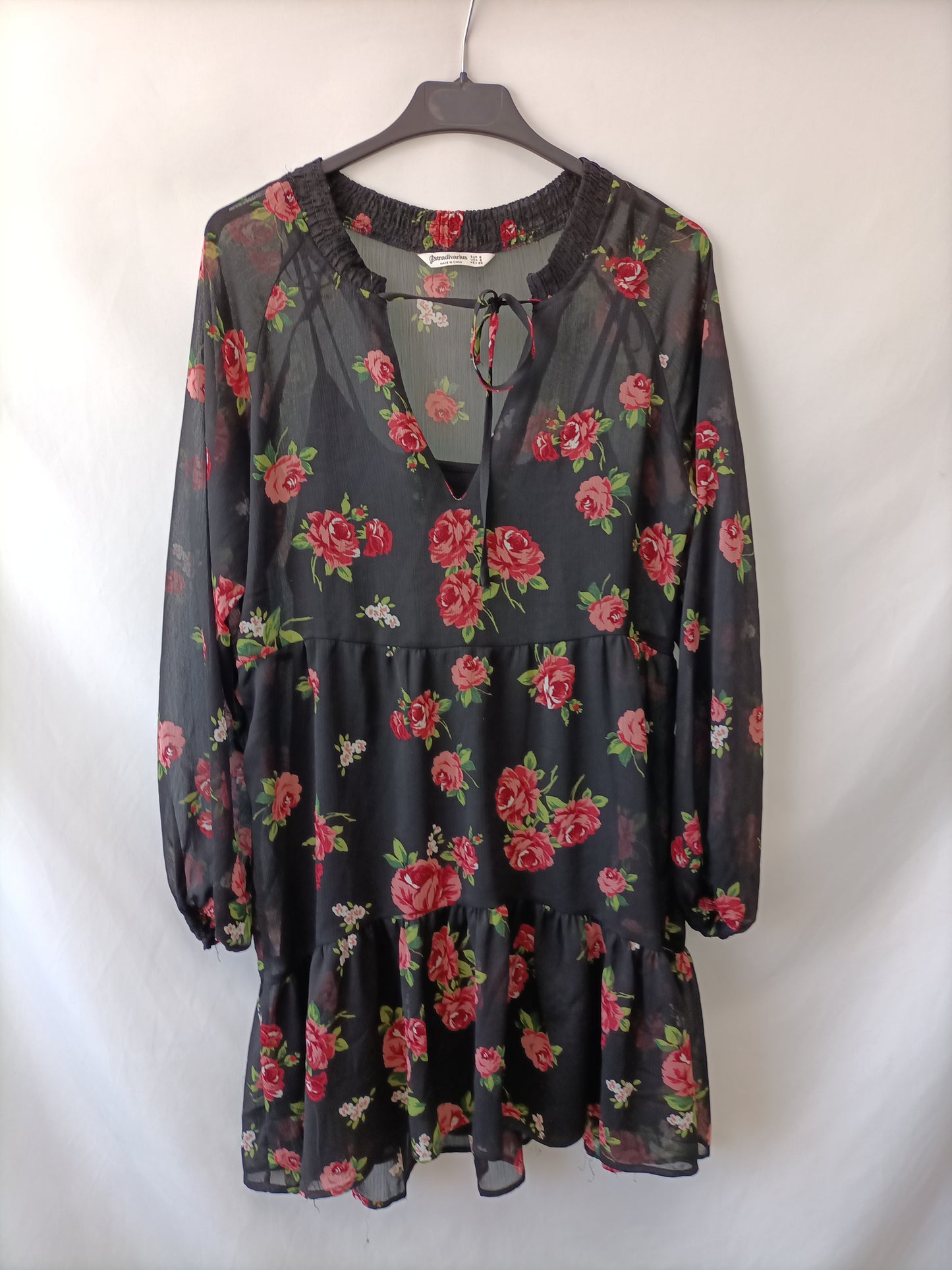 STRADIVARIUS. Black floral dress Ts
