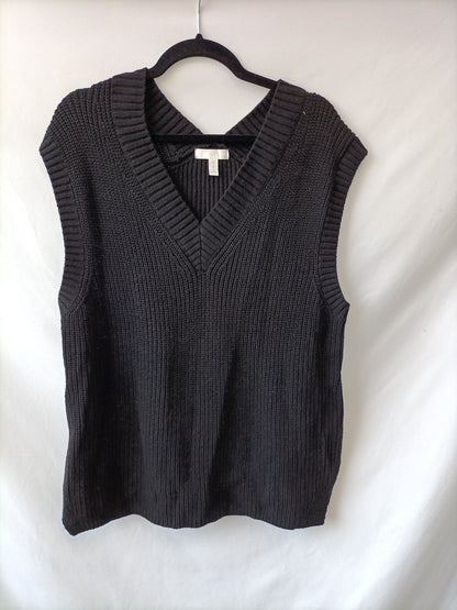 H&M. Chaleco negro punto T.l