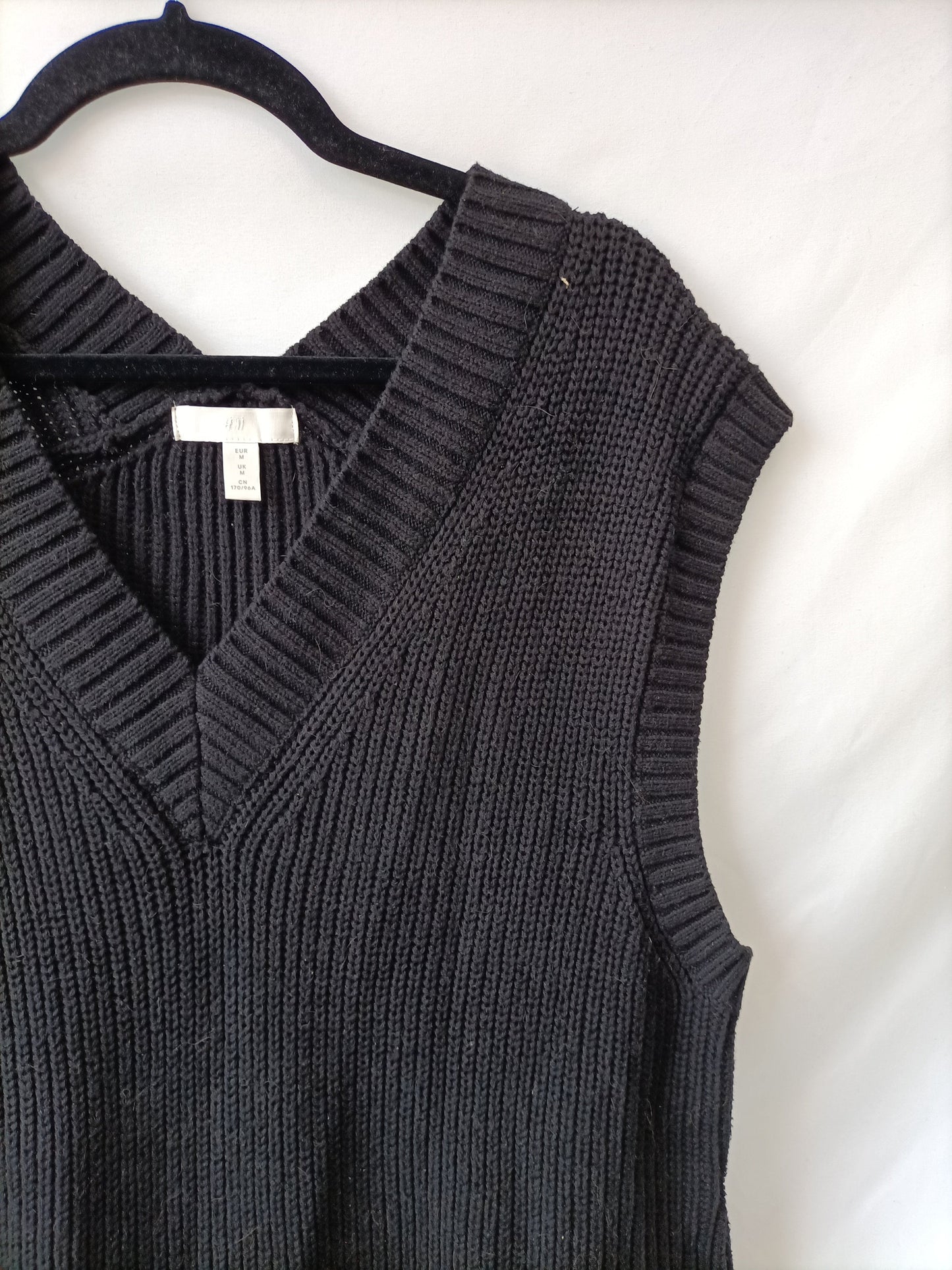 H&M. Chaleco negro punto T.l