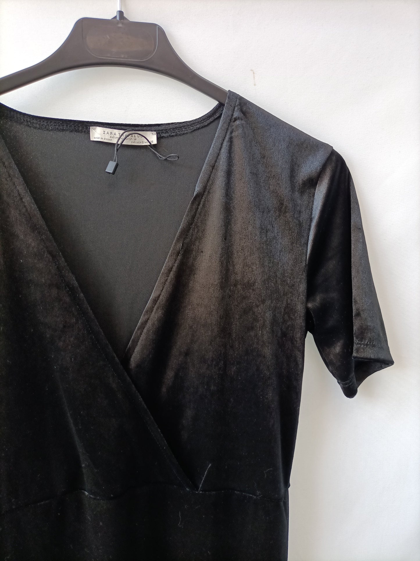 MarketZARA. Vestido midi negro T.s