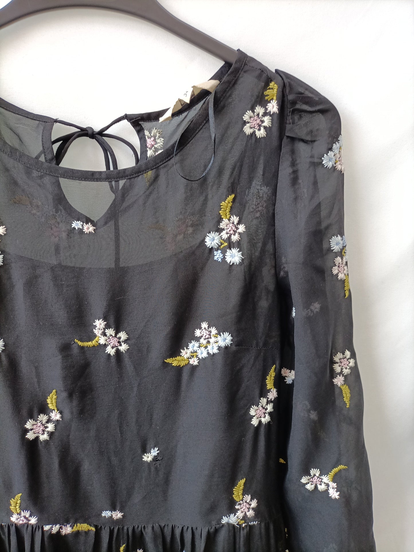 C&A. Vestido largo bordados T.34