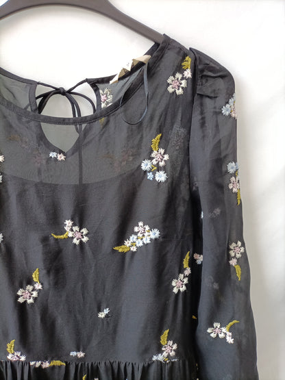 C&A. Vestido largo bordados T.34