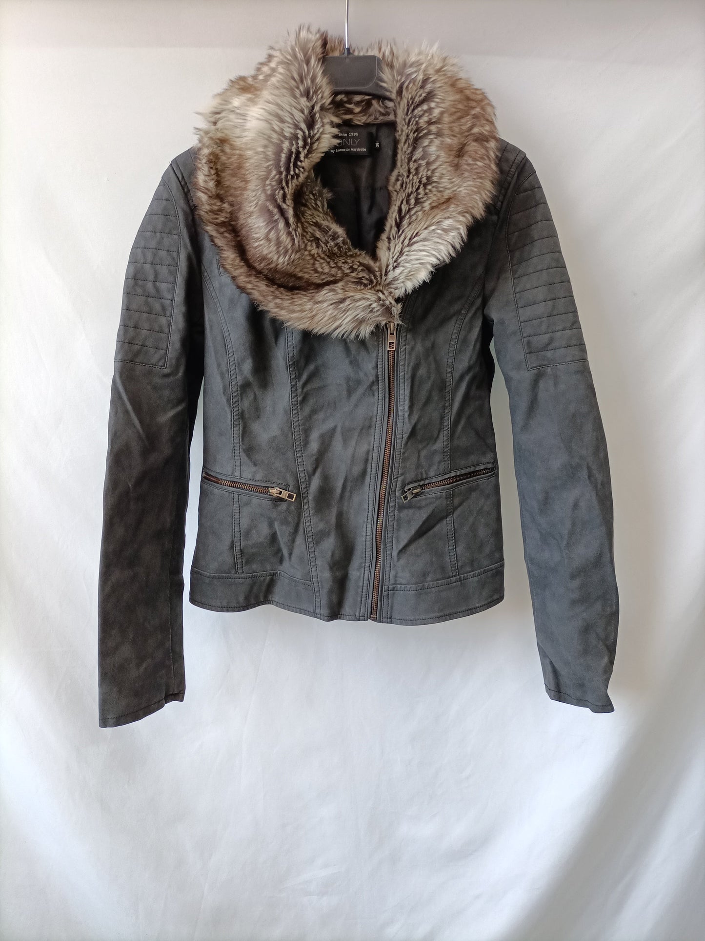 ONLY. Cazadora gris encerada T.36