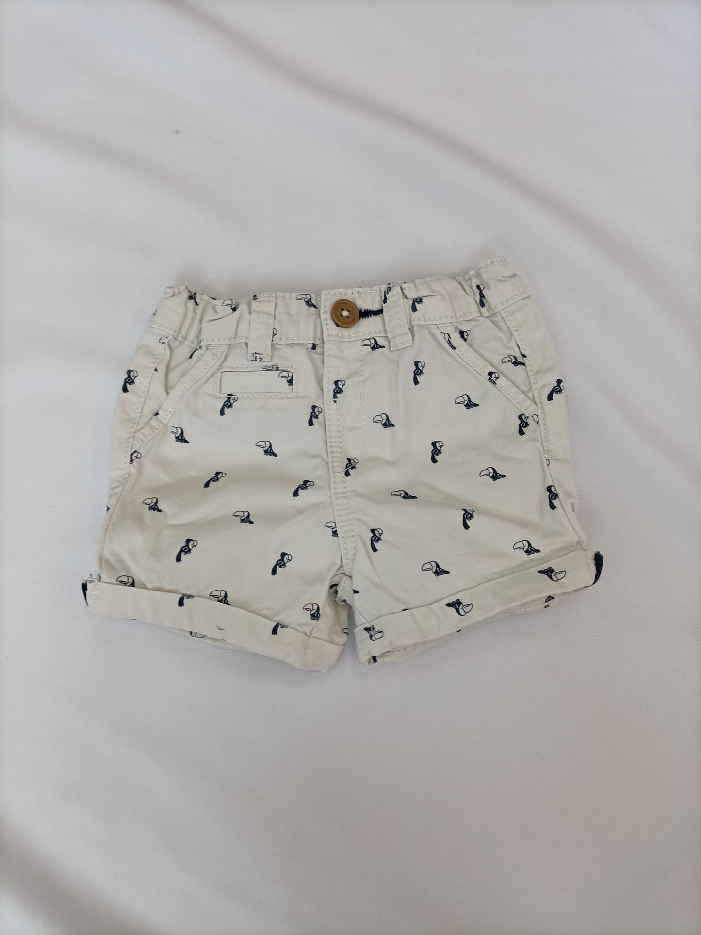 KIABI. Pantalón beige pajaros T.6 meses