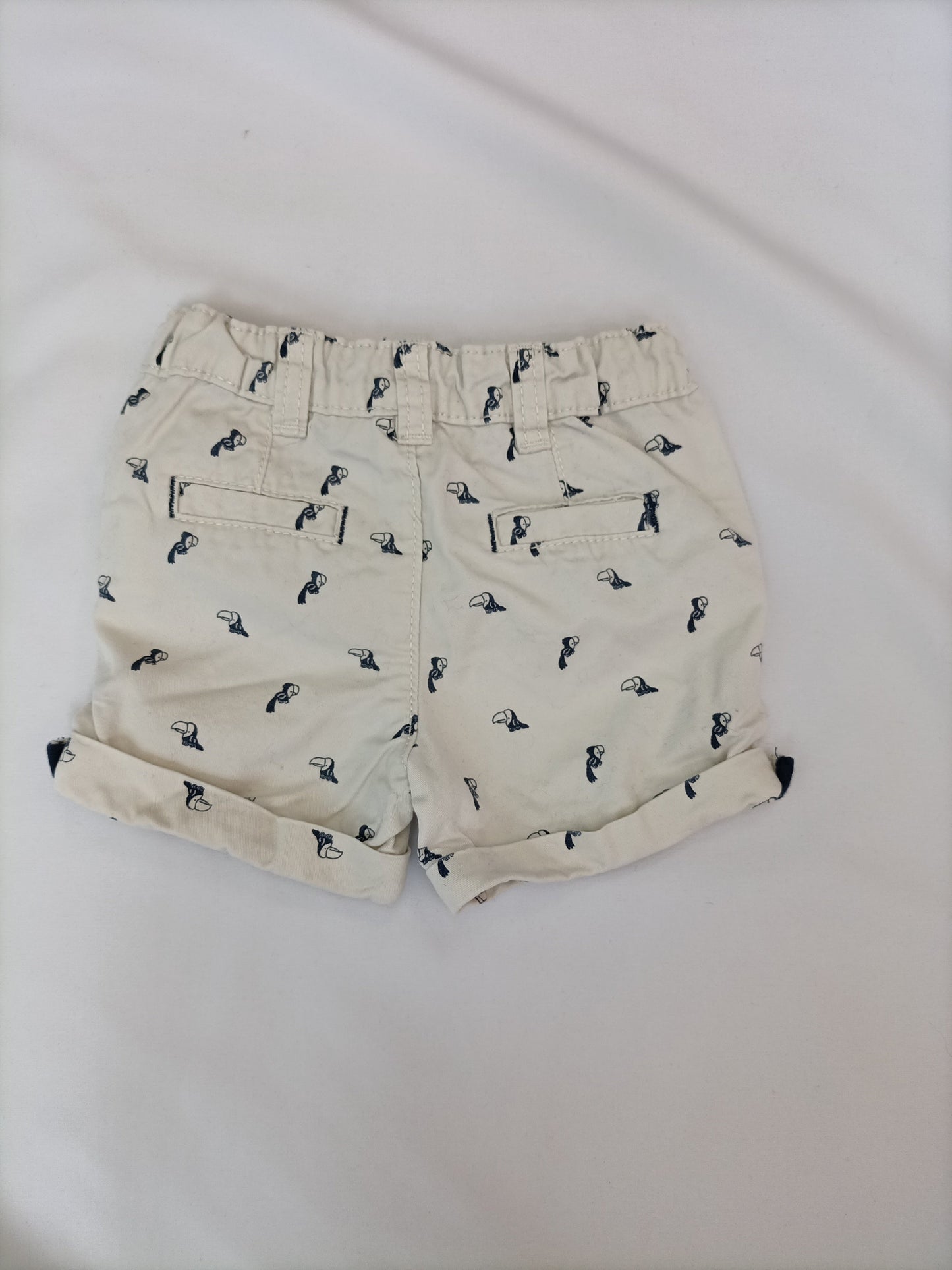 KIABI. Pantalón beige pajaros T.6 meses