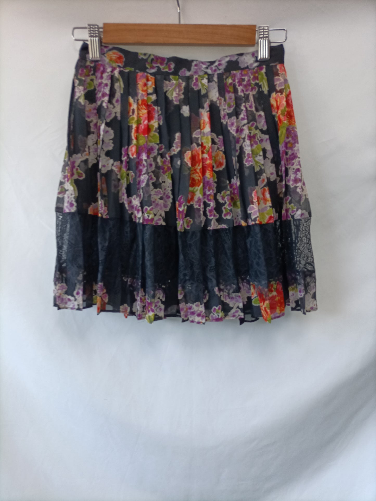 TOPSHOP. Falda tablas y flores T.34